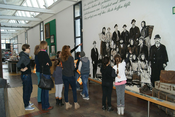 Picture: Guided tour at the Nordwolle Museum Delmenhorst, Image Credit: Nordwolle Delmenhorst, Photographer: Maike Tönjes